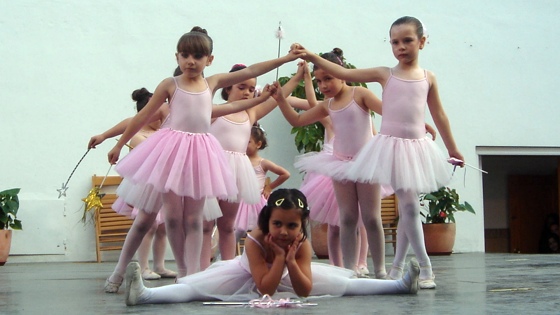 Alumnas del taller de ballet clásico de Salobreña durante una actuación.