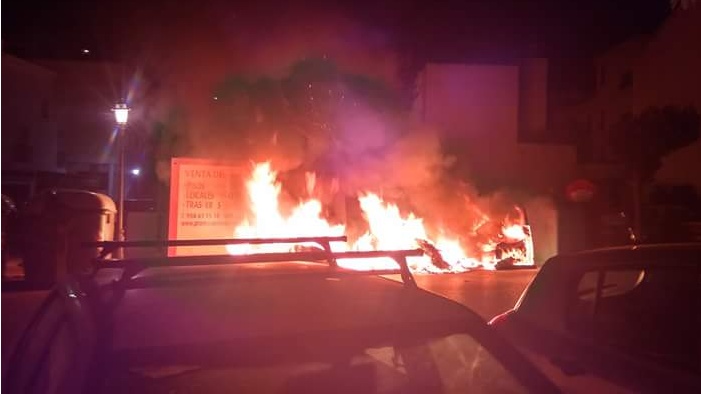 Contenedores ardiendo en la Avenida Antonio Machado. // Foto: Manuel Esteban Molina.