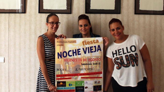 La concejala de Fiestas muestra el cartel del evento junto a algunas de sus organizadoras.