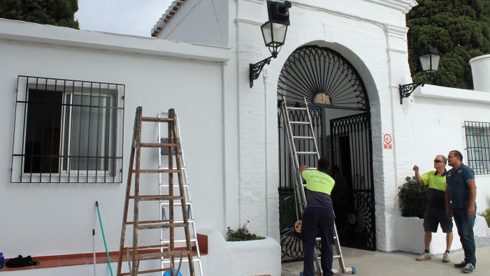 Javier Ortega supervisa los arreglos a la entrada del camposanto.