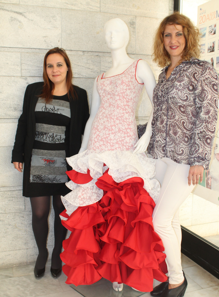 Noemí Barajas y la concejal de Fiestas junto al traje de flamenca.