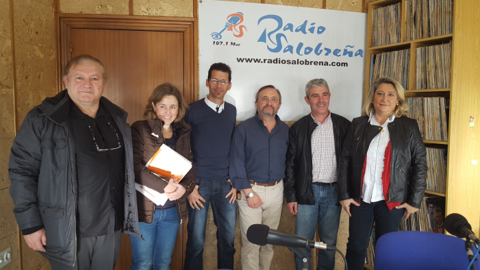 Participantes del debate junto al director de Radio Salobreña.