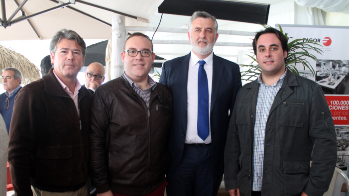 El técnico de Turismo de Salobreña junto a los concejales de Turismo y playas y el presidente de la Asociación de Chiringuitos.