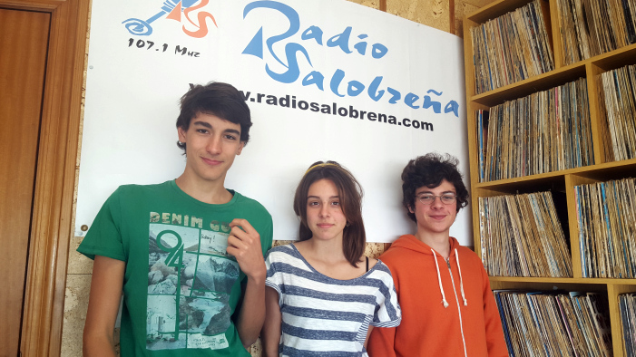 Miembros del colectivo Akasha en el estudio de Radio Salobreña.