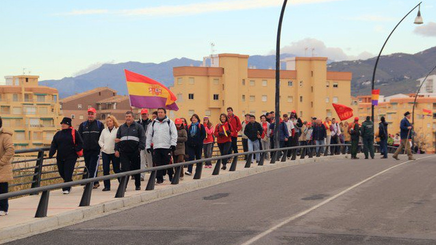 Marcha conmemorativa de La Desbandá en el puente del Guadalfeo. // Foto: IU Salobreña