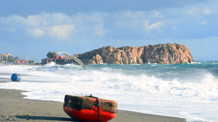 Playa del Peñón con fuerte oleaje por el viento. // Foto: Alberto Medina
