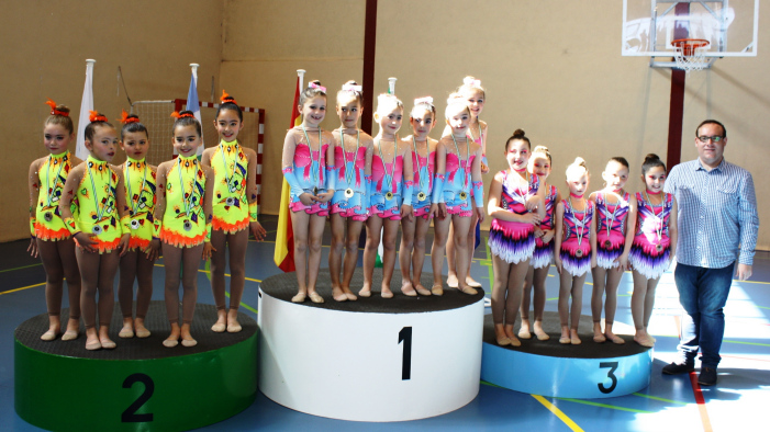 Ganadoras junto al concejal de Deportes.