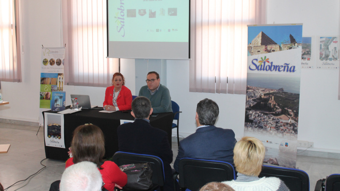 La alcaldesa y el concejal de Turismo charlan con los asistentes al seminario.