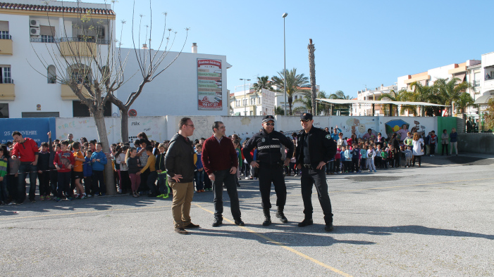 Responsables municipales, del centro y de la Policía en el patio del colegio.