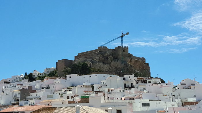 Castillo de Salobreña con la grúa.