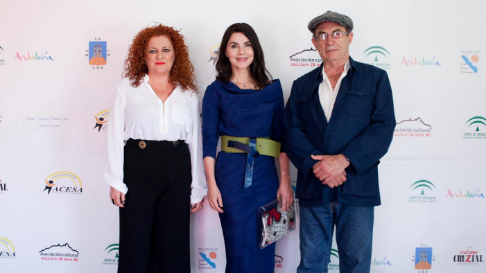 Ana Fernández junto a la alcaldesa de Salobreña y el director de la Muestra.