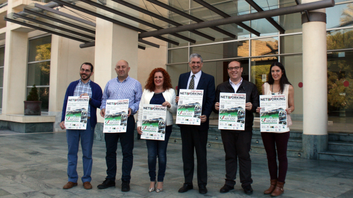 Participantes en la presentación del Encuentro a las puertas del Hotel Salobreña.