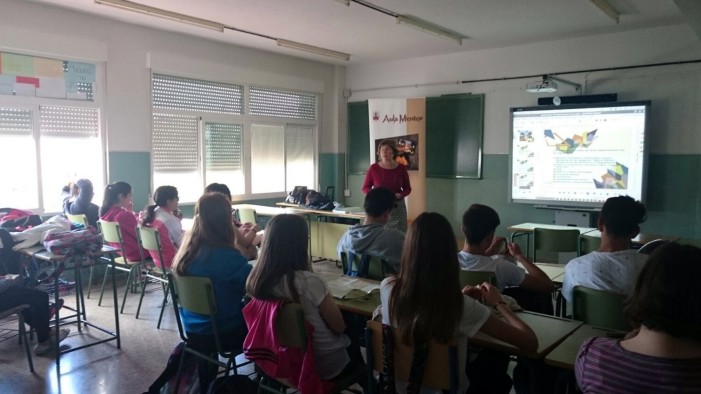 Estudiantes del IES Mediterráneo reciben información sobre el Aula Mentor.