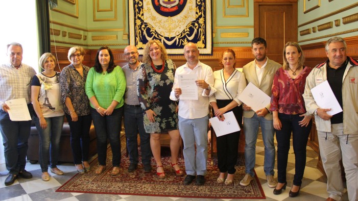 La alcaldesa de Salobreña y el resto de firmantes de la moción en el Ayuntamiento de Motril.