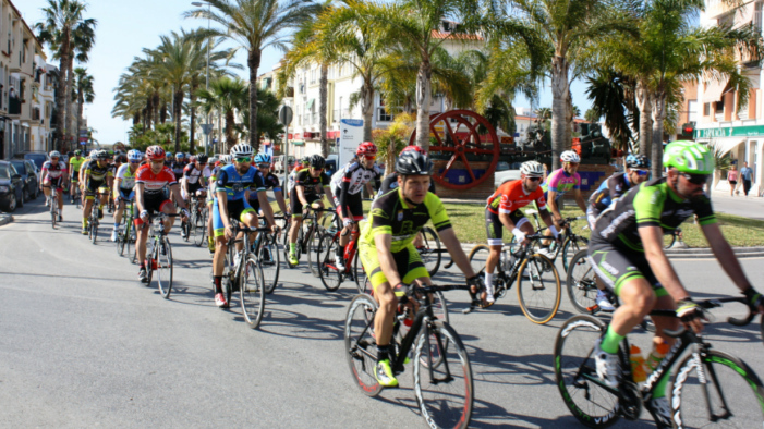 Ciclistas a su paso por una avenida de Salobreña.
