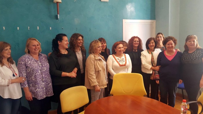 La consejera junto a representantes de asociaciones de mujeres.