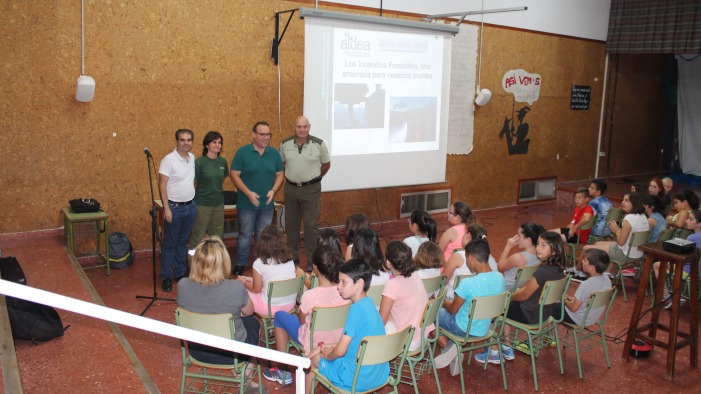 Los pequeños del Mayor Zaragoza atienden las explicaciones del concejal Manuel Guirado.
