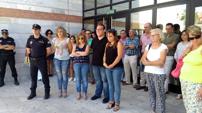 Concejales, trabajadores municipales y vecinos a las puertas del Ayuntamiento.