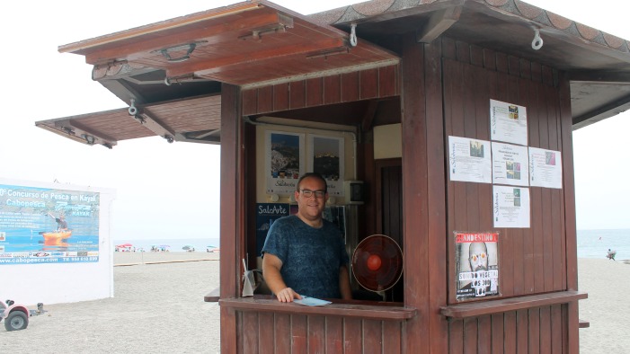 El concejal de Turismo dentro del puesto de información de la playa.