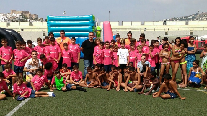 El concejal de Deportes con los niños saharauis y los alumnos del Campus.