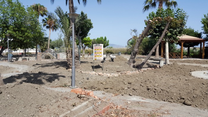 Aspecto que presentaban esta tarde las obras en el interior del parque.