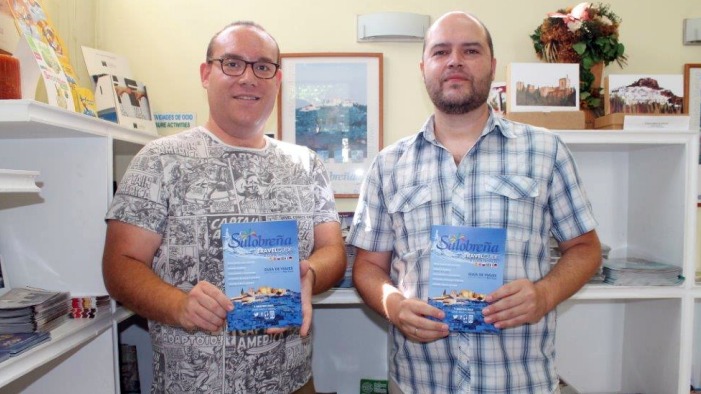 Manuel Guirado y Eduardo Cruz muestran la guía.