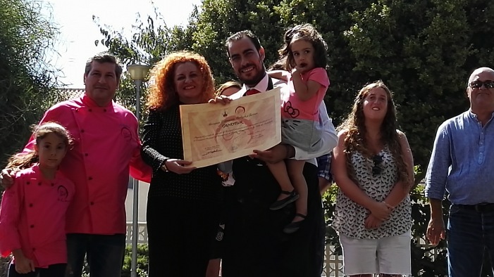 alcaldesa de salobreña entrega el premio al ganador del concurso