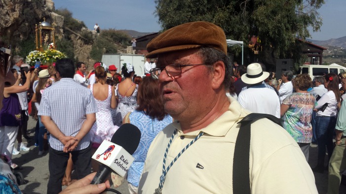 Francisco Llanas hablando a través de Radio Salobreña en la Romería de 2015.