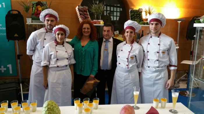 La alcaldesa de la Villa con miembros de la Escuela de Hostelería del IES Mediterráneo.