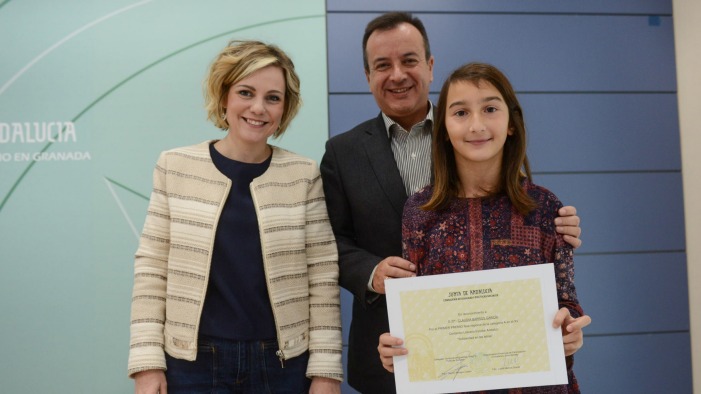 La salobreñera Claudia Barros durante la entrega del premio.