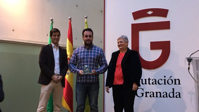 El concejal Gabriel Alonso recibe el galardón.