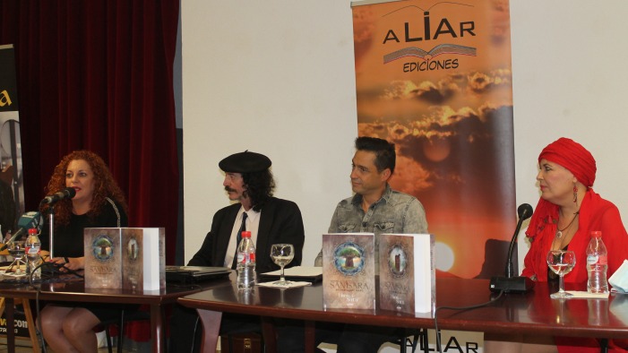 La autora acompañada por el escritor Paco Ayala, el periodista y escritor Jesús Toral y la alcaldesa de Salobreña. 