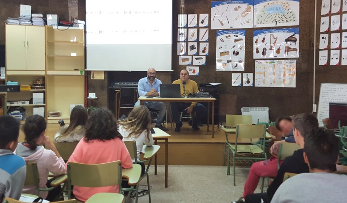 El profesor Jorge Pintor y el locutor Moisés Franco durante la actividad.