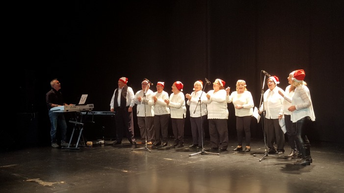 Miembros de Ayudan2 cantando villancicos.