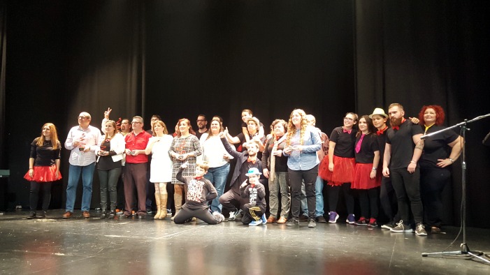 Miembros de ASOF con las personas premiadas en el escenario del Auditorio.