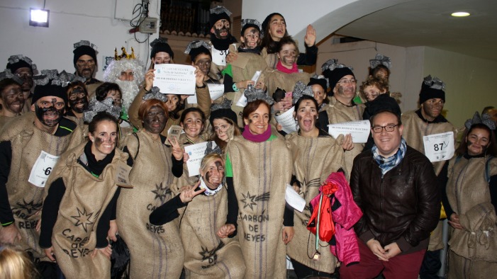 Grupo ‘Carbón de Reyes’ con el concejal de Deportes.