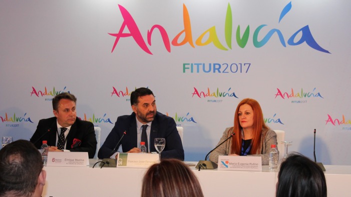 Maria Eugenia Rufino acompañada por el consejero y el diputado de Turismo.