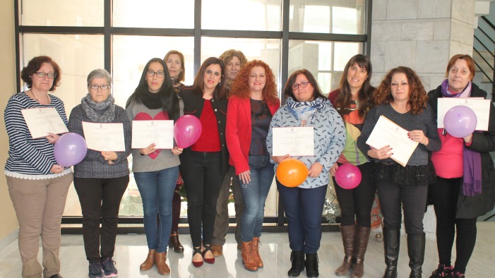 Las participantes en el taller muestran sus diplomas.
