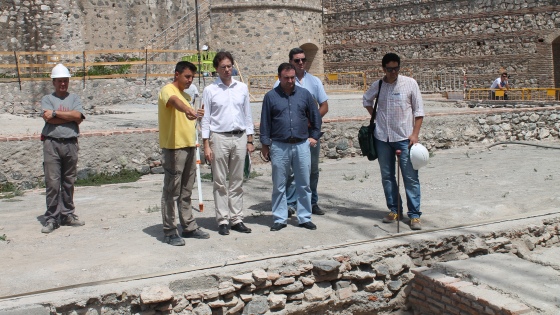 El alcalde y el delegado de Turismo observan los restos descubiertos durante las excavaciones.
